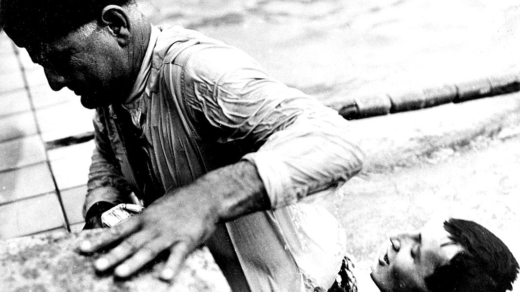 Olympia 1952: Schwimmer Jean Boiteux (frankreich) gewinnt die 400 m Freistil. Sein Vater springt vor Freude in voller Kleidung ins Becken. © imago sportfotodienst