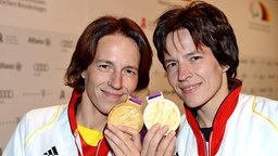 Carmen (l.) und Ramona Brussig mit ihren Goldmedaillen von London © picture alliance / Jan Haas Foto: Jan Haas