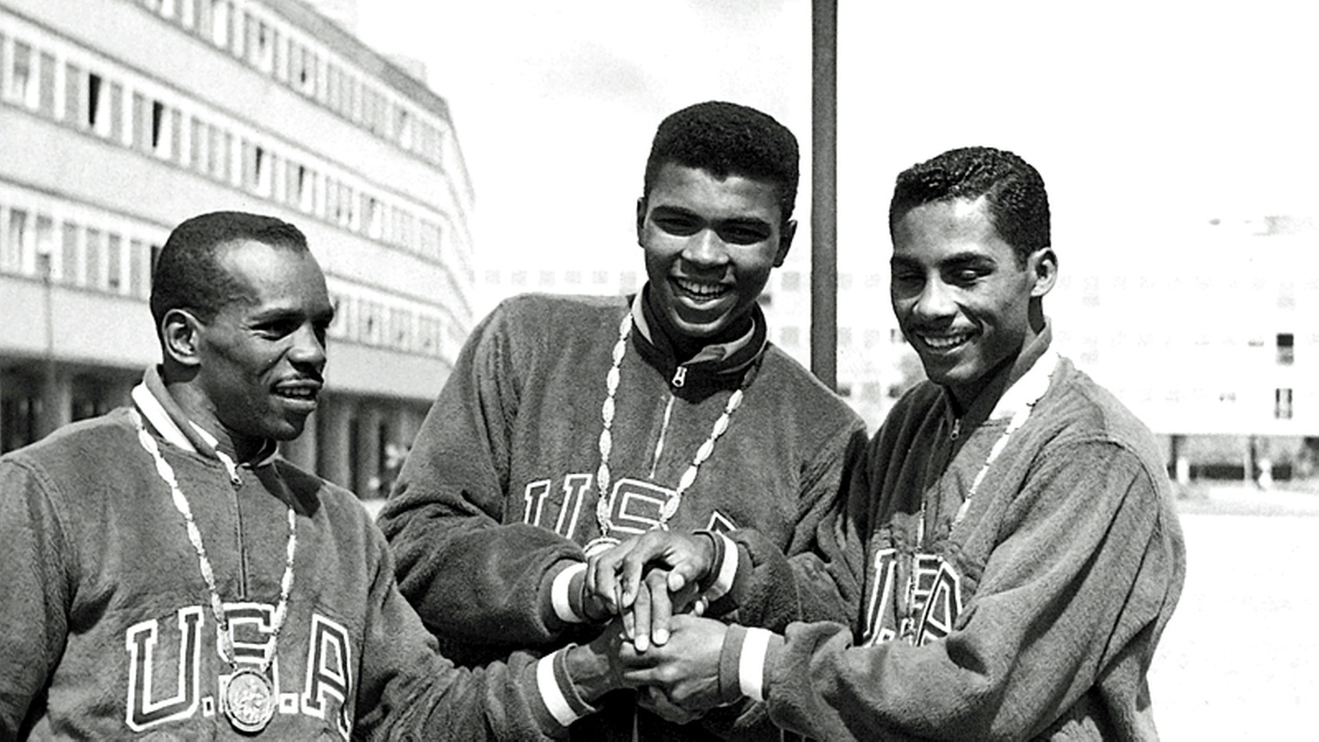 Die US-amerikanischen Boxer Edward Crook, Cassius Clay und Wilbert McClure (v.l.) bei den Olympischen Sommerspielen in Rom © picture-alliance / dpa