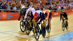 Chris Hoy (Mitte) gewinnt das Finale im Keirin. © picture alliance / empics Foto: John Giles