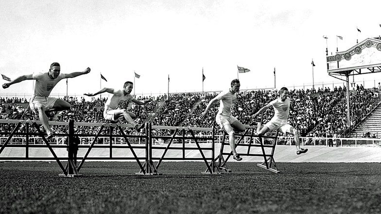 Läufer beim 110-m-Hürdenfinale bei den Olympischen Spielen 1908 © dpa / empics 