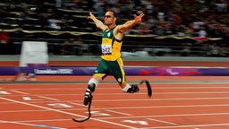 Oscar Pistorius feiert seinen Paralympics-Erfolg über 400 m. © dpa bildfunk Foto: Kerim Okten