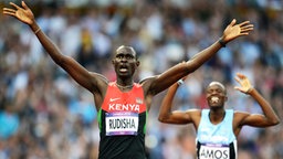 David Lekuta Rudisha jubelt. © dpa-bildfunk Foto: Bernd Thissen