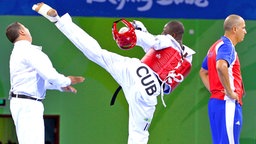 Skandal bei Olympia 2008:
Taekwondo-Kämpfer Angel Valodia Matos tritt Kampfrichter Chakir Chelbat. © imago sportfotodienst 