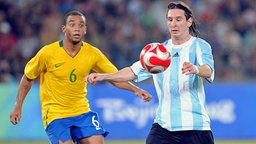Olympisches Fußball-Turnier 2008: Argentiniens Star Lionel Messi (r.) behauptet den Ball gegen den Brasilianer Marcelo. © imago sportfotodienst 
