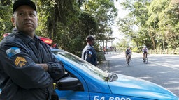 Polizist und Radfahrer am Vista Chinesa. © dpa picture alliance 