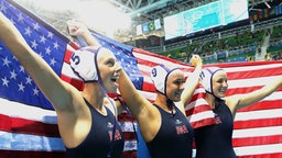 Die amerikanischen Wasserballerinnen KK Clark, Aria Fischer and Makenzie Fischer (v.l.n.r) jubeln. © DPA Bildfunk Foto: Orestis Panagiotou