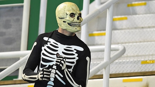 Ein verkleideter Fan in Rio. © dpa Foto: Esteban Biba