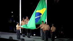 Soldaten holen die brasilianische Flagge ein. © picture alliance / empics Foto: Andrew Matthews