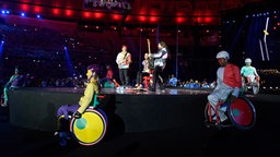 Armandinho und Andreas Kisser vermischen bei der Paralympics-Abschlussfeier die Musikgenres Frevo und Heavy Metal. © OIS/IOC Foto: Simon Bruty for OIS/IOC