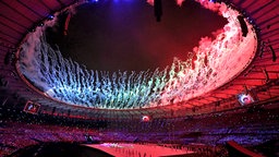 Feuerwerk im Maracana-Stadion bei der Eröffnungsfeier. © picture alliance / dpa Foto: Andrew Matthews