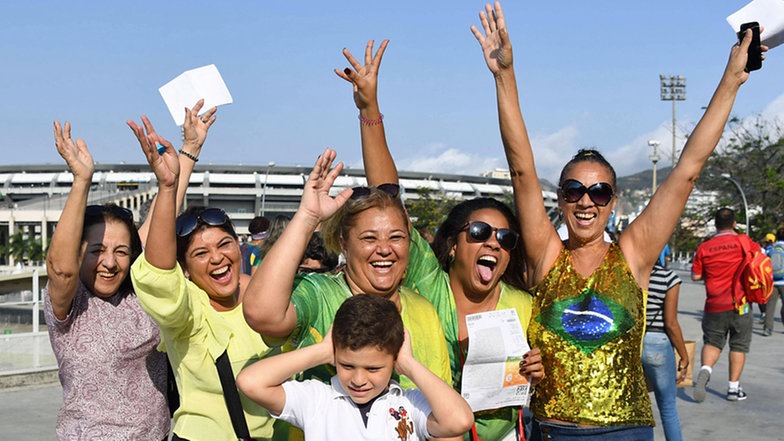 Brasilianische Fans jubeln auf dem Paralympics-Gelände. © Imago/Kyodo News