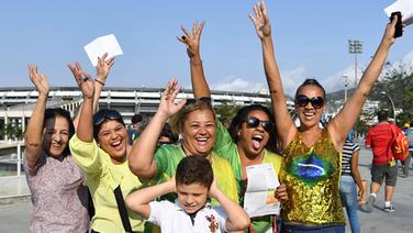 Brasilianische Fans jubeln auf dem Paralympics-Gelände. © Imago/Kyodo News
