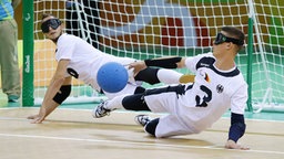 Die deutschen Goalball-Spieler Oliver Hörauf (l.) und Thomas Steiger wehren einen Ball ab. © imago/Pressefoto Baumann