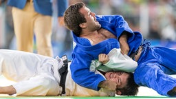 Der deutsche Judoka Nikolai Kornhaß (o.) im Kampf mit Arimitsu Kitazono aus Japan. © Oliver Kremer / DBS Foto: Oliver Kremer