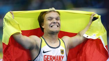 Der deutsche Kugelstoßer Niko Kappel jubelt mit der deutschen Fahne. © Imago/Pressefoto Baumann