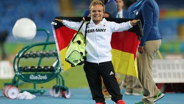 Der deutsche Kugelstoßer Niko Kappel jubelt mit der deutschen Fahne. © Imago/Beautiful Sports