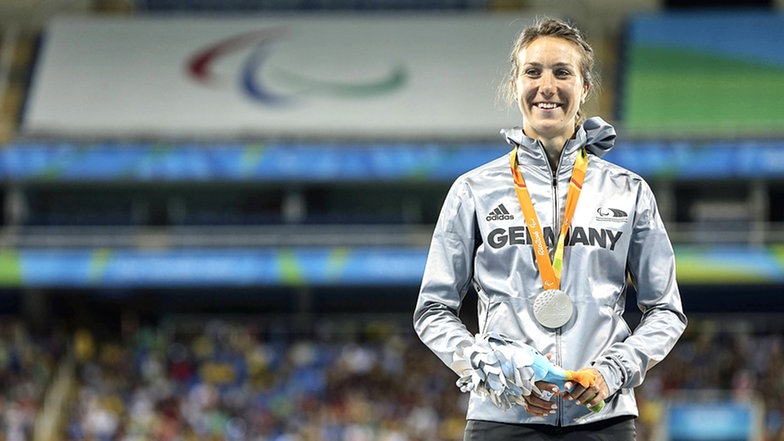 Die deutsche Läuferin Irmgard Bensusan bei der Siegerehrung. © imago/Beautiful Sports 