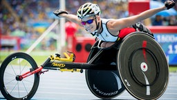 Rennrollstuhlfahrerin Marieke Vervoort aus Belgien jubelt. © imago/Belga