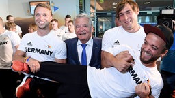 Bundespräsident Joachim Gauck mit den Paralympics-Athleten David Behre (l.), Sebastian Dietz (r.) und Mathias Mester. ©  picture alliance / dpa Foto: Arnde Detert