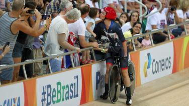 Die britische Radfahrerin Sarah Storey küsst ihre Tochter. © picture alliance / dpa Foto: Andrew Matthews