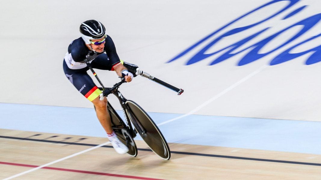 Der deutsche Radsportler Erich Winkler (C1) bei der Einzelverfolgung über 3000 m Der deutsche Radsportler Erich Winkler (C1) bei der Einzelverfolgung über 3000 m © dpa - Bildfunk Foto: Kay Nietfeld