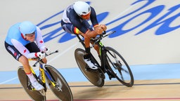 Der deutsche Radsportler Michael Teuber (r.) bei der Einzelverfolgung über 3000 m (C1) © dpa - Bildfunk Foto: Kay Nietfeld