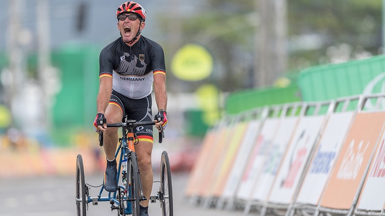 Der deutsche Radsportler Hans-Peter Durst jubelt. © Oliver Kremer / DBS Foto: Oliver Kremer