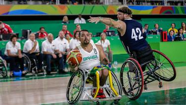 Der amerikanische Rollstuhl-BasketballerGouge (r.) versucht auf einem Rad zu verteidigen. © imago/fotoarena