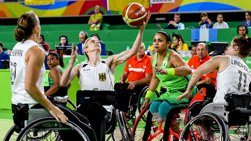 Die deutsche Rollstuhlbasketballerin Simone Kues (2.v.l.) im Spiel gegen Brasilien. Die deutsche Rollstuhlbasketballerin Simone Kues (2.v.l.) im Spiel gegen Brasilien. © imago/Fotoarena