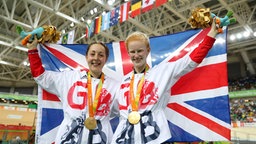 Die britische Bahnradfahrerin Sophie Thornhill (r.) und ihre Tandempartnerin Helen Scott © picture alliance / empics Foto: Andrew Matthews