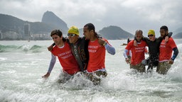 Paratriathleten beim Verlassen der Schwimmstrecke © Olympic Information Services OIS Foto: Bob Martin