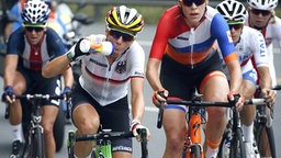 Die deutsche Radfahrerin Trixi Worrack (l.) trinkt aus der Flasche. © DPA Picture Alliance Foto: AP Images