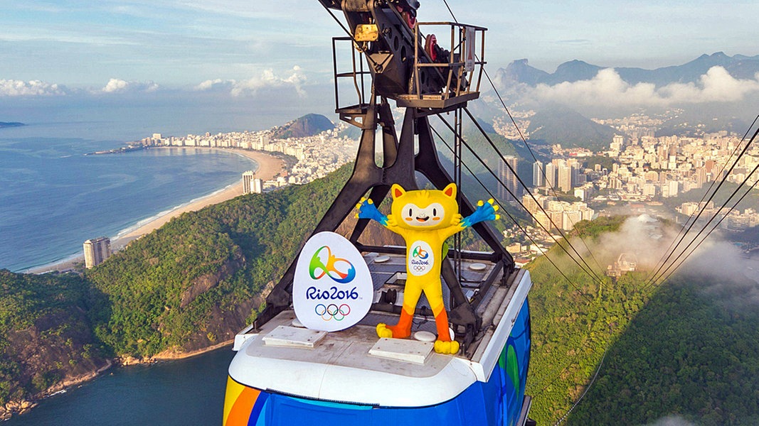 Das Olympia-Maskottchen Vinicius auf einer Seilbahn in Rio © imago/Icon SMI 
