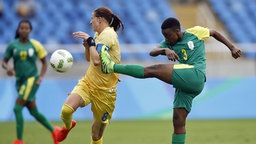 Südafrikas Nothando Vilakazi (r.) gegen Schwedens Lotta Schelin (l.) © picture alliance / dpa 