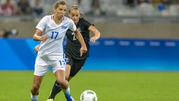 Die Amerikanerin Tobin Heath (l.) im Zweikampf mit Neuseelands Ria Percival (r.) ©  picture alliance / dpa 