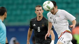 Mexikos Marco Bueno (r.) beim Zweikampf gegen Deutschlands Lars Bender. © imago/Agencia EFE