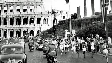 Marathonläufer passieren bei den Olympischen Spielen in Rom 1960 das Colosseum. © picture-alliance / dpa