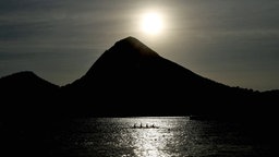 Ein Rudervierer trainiert während des Sonnenunterganges. © Witters Foto: Kevin Jairaj