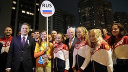 Ein Teil der russischen Olympiamannschaft posiert mit Alexander Schukow, Präsident des russischen olympischen Komitees, vor Fotografen. © dpa bildfunk Foto: Michael Kappeler