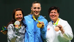 Die Sportpistolen-Schützinnen Monika Karsch (Silber), Anna Korakaki (Gold) und Heidi Diethelm Gerber (Bronze/v.l.) © dpa - Bildfunk Foto: Armando Babani