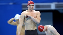 Der englische Schwimmer Adam Peaty klopft sich auf die Brust. © DPA Picture Alliance Foto: Owen Humphreys