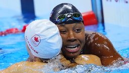 Die US-amerikanische Schwimmerin Simone Manuel (r.) und die Kanadierin Penny Oleksiak © dpa - Bildfunk Foto: Michael Kappeler