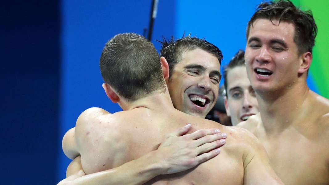 Der US-amerikanische Schwimmer Michael Phelps (M.) nach seinem letzten Rennen. © DPA Picture Alliance Foto: Esteban Biba