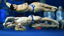 Die britischen Synchronspringer Jack Laugher und Chris Mears © dpa Foto: Felix Kästle