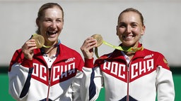 Die russischen Tennisspielerinnen Ekaterina Makarowa (l.) und Elena wesnina © dpa Foto: Michael Reynolds