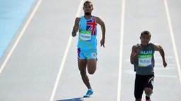 Sprinter Etimoni Timuani aus Tuvalu bei den Olympischen Spielen in Rio. © dpa picture alliance Foto: Michael Kappeler