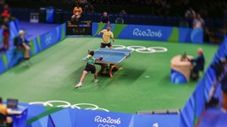 Der brasilianische Tischtennisspieler Hugo Calderano (vorne) beim Spiel gegen den Schweden Par Gerell © dpa - Bildfunk Foto: Erik S. Lesser