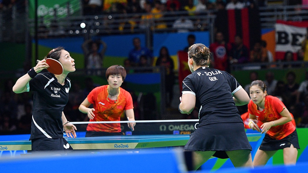 Die deutschen Tischtennisspielerinnen Xiaona Shan (l.) und Petrissa Solja im Finale gegen China Die deutschen Tischtennisspielerinnen Xiaona Shan (l.) und Petrissa Solja im Finale gegen China © dpa - Bildfunk Foto: Lukas Schulze