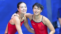 Die chinesischen Synchronspringerinnen Wu Monxia (l.) und Shi Tingmao nach dem Gewinn von 3 m © dpa - Bildfunk Foto: Bernd Thissen